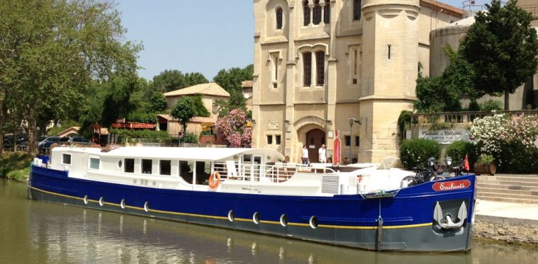 Un crucero fluvial a bordo del "Enchanté" por el Canal du Midi explora no sólo el bello paisaje, sino también los bellos monumentos históricos y artísticos de la región CRUCEROS FLUVIALES ENCHANTE CANALES DE FRANCIA CRUCEROS EN FAMILIA BARCOS PRIVADOS CRUCEROS BARCOS PEQUEÑOS CRUCEROS FLUVIALES DE LUJO CRUCEROS ALQUILER CHARTER FAMILIAS GRUPOS